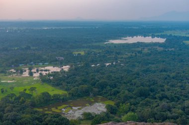 Sigiriya yakınlarındaki Pidurangala, Sri Lanka 'dan gün batımı manzarası.