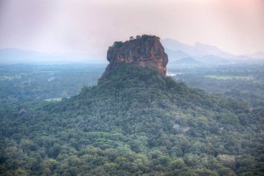 Sri Lanka 'daki Sigirya kaya kalesinin günbatımı görüntüsü.