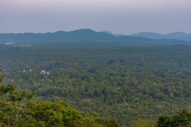 Sigiriya yakınlarındaki Pidurangala, Sri Lanka 'dan gün batımı manzarası.