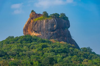 Sri Lanka ufkunun üzerinde Sigirya kaya kalesi inşa edildi..