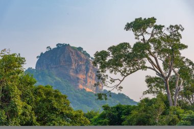 Sri Lanka ufkunun üzerinde Sigirya kaya kalesi inşa edildi..