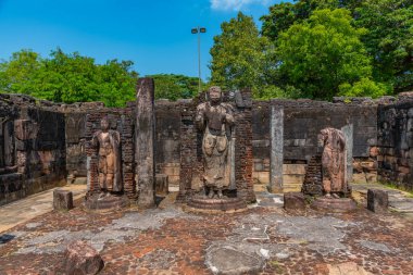 Polonnaruwa harabelerindeki Hatadage 'daki heykeller, Sri Lanka.