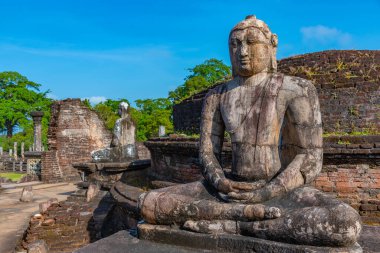 Polonnaruwa Harabeleri 'nin köşesinde Buda, Sri Lanka.