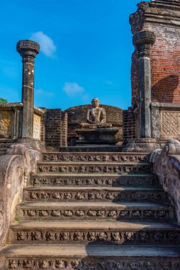 Polonnaruwa Harabeleri 'nin köşesinde Buda, Sri Lanka.