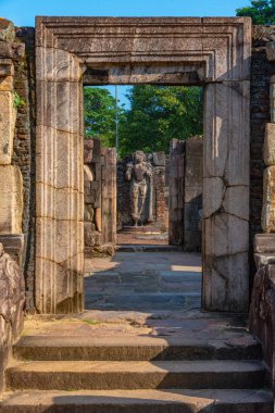 Polonnaruwa harabelerindeki Hatadage 'daki heykeller, Sri Lanka.