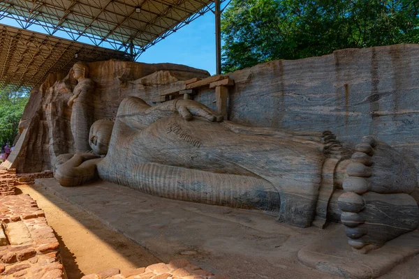 Polonnaruwa, Sri Lanka 'daki Gal Vihara tapınağında Buda heykeli.