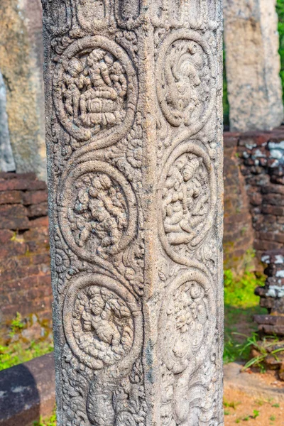スリランカのポロンナルワ遺跡の四角形の石の彫刻 — ストック写真