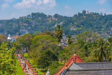 Kandy, Sri Lanka 'daki kutsal diş kalıntısı tapınağına giden bahçelerin manzarası..