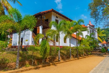 Kandy, Sri Lanka 'daki kutsal diş kalıntısı tapınağının önündeki dini kompleks..