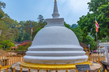 Kandy, Sri Lanka 'daki kutsal diş kalıntısı tapınağının önündeki dini kompleks..