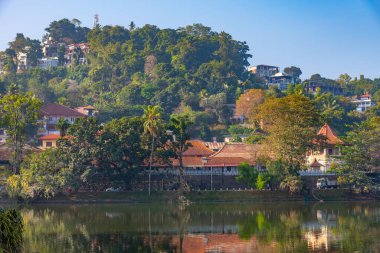 Kandy Gölü üzerindeki malikaneler, Sri Lanka.