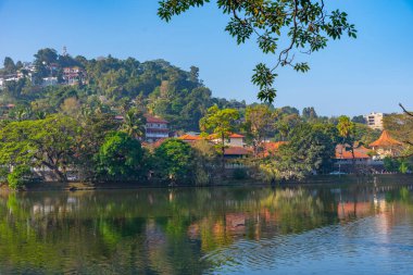 Kandy Gölü üzerindeki malikaneler, Sri Lanka.