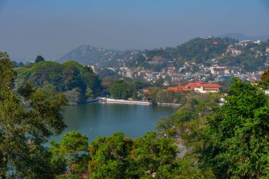 Sri Lanka 'daki Kandy Gölü manzarası.