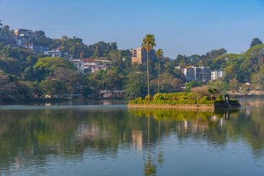 Sri Lanka 'daki Kandy Gölü manzarası.