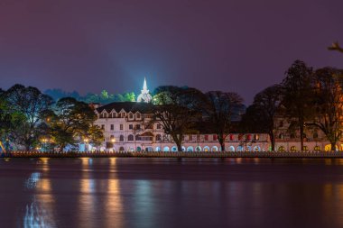 Kandy Gölü, Sri Lanka 'daki malikanelerin gece manzarası.