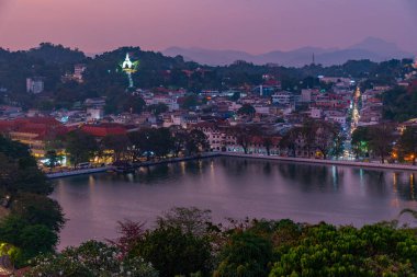 Kandy, Sri Lanka 'nın gece hava görüntüsü.