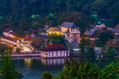 Kandy, Sri Lanka 'daki kutsal diş kalıntısı tapınağının gece görüntüsü..