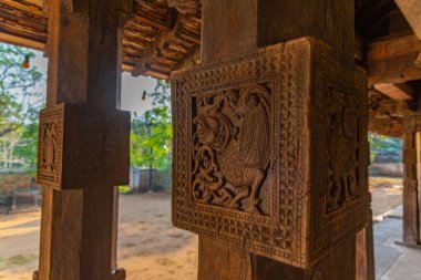 Kandy, Sri Lanka yakınlarındaki Embekka tapınağında ahşap süsler..