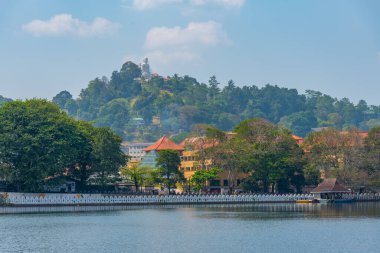 Kandy, Sri Lanka 'daki göl gezintisi manzarası.