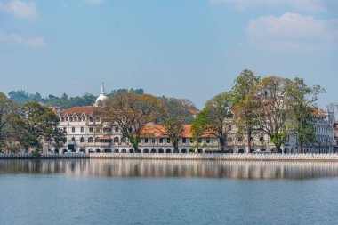 Kandy, Sri Lanka 'daki göl gezintisi manzarası.