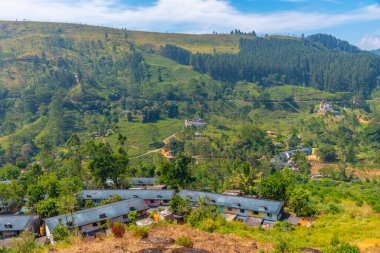 Sri Lanka 'nın tepeli manzarası bir trenden seyredilen köyler ve çay tarlalarıyla dolu..