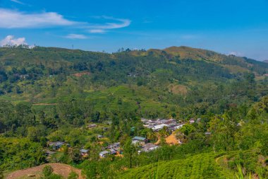 Sri Lanka 'nın tepeli manzarası bir trenden seyredilen köyler ve çay tarlalarıyla dolu..