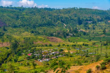 Sri Lanka 'nın tepeli manzarası bir trenden seyredilen köyler ve çay tarlalarıyla dolu..