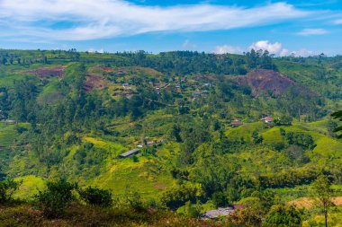Sri Lanka 'nın tepeli manzarası bir trenden seyredilen köyler ve çay tarlalarıyla dolu..
