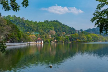 Kandy, Sri Lanka 'daki göl gezintisi manzarası.