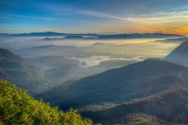 Adam 'ın zirvesinden Sri Lanka üzerinde gün doğumu manzarası.