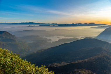 Adam 'ın zirvesinden Sri Lanka üzerinde gün doğumu manzarası.