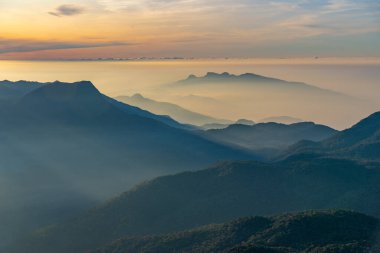Adam 'ın zirvesinden Sri Lanka üzerinde gün doğumu manzarası.