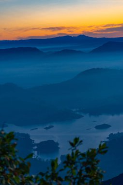 Adam 'ın zirvesinden Sri Lanka üzerinde gün doğumu manzarası.