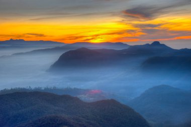 Adam 'ın zirvesinden Sri Lanka üzerinde gün doğumu manzarası.