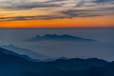 Adam 'ın zirvesinden Sri Lanka üzerinde gün doğumu manzarası.