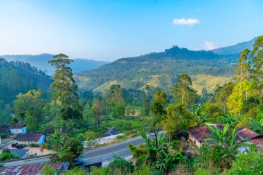 Sri Lanka 'nın tepeli manzarası bir trenden seyredilen köyler ve çay tarlalarıyla dolu..
