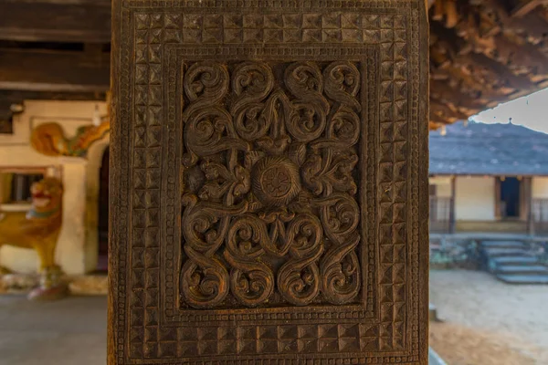 スリランカのキャンディ近くのエンベッカ寺院の木製の装飾品 — ストック写真