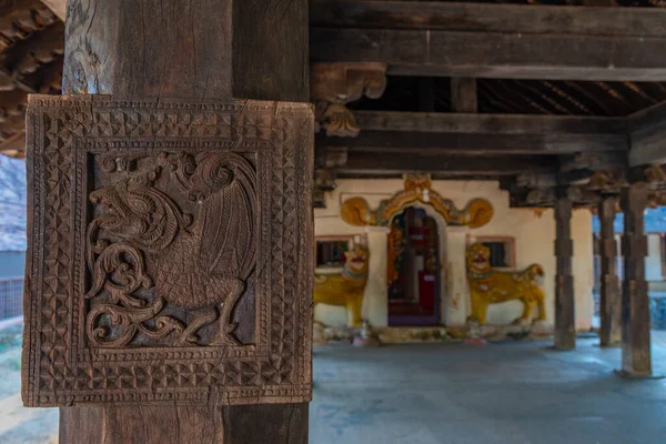 スリランカのキャンディ近くのエンベッカ寺院の木製の装飾品 — ストック写真