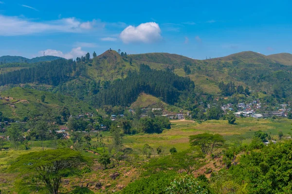 Холмистый Пейзаж Шри Ланки Усеянный Деревнями Чайными Плантациями Просматриваемыми Поезда — стоковое фото
