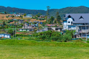 Nuwara Eliya yakınlarındaki köyler ve çay tarlalarıyla benekli Sri Lanka 'nın Hilly manzarası.