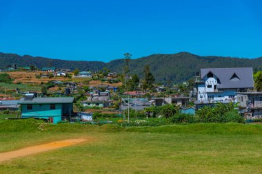 Nuwara Eliya yakınlarındaki köyler ve çay tarlalarıyla benekli Sri Lanka 'nın Hilly manzarası.