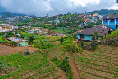 Nuwara Eliya yakınlarındaki köyler ve çay tarlalarıyla benekli Sri Lanka 'nın Hilly manzarası.