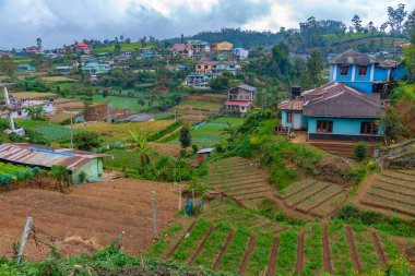 Nuwara Eliya yakınlarındaki köyler ve çay tarlalarıyla benekli Sri Lanka 'nın Hilly manzarası.