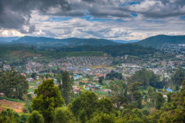 Nuwara Eliya yakınlarındaki köyler ve çay tarlalarıyla benekli Sri Lanka 'nın Hilly manzarası.