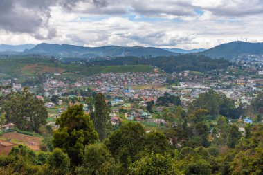 Nuwara Eliya yakınlarındaki köyler ve çay tarlalarıyla benekli Sri Lanka 'nın Hilly manzarası.