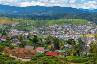 Nuwara Eliya yakınlarındaki köyler ve çay tarlalarıyla benekli Sri Lanka 'nın Hilly manzarası.