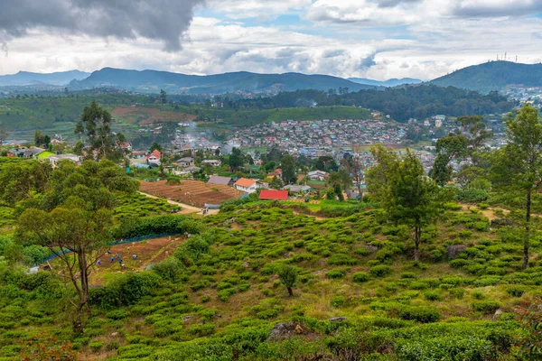 Nuwara Eliya yakınlarındaki köyler ve çay tarlalarıyla benekli Sri Lanka 'nın Hilly manzarası.