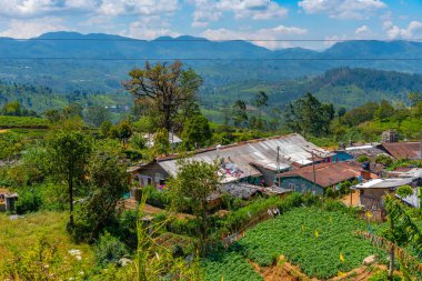 Nuwara Eliya yakınlarındaki köyler ve çay tarlalarıyla benekli Sri Lanka 'nın Hilly manzarası.