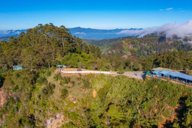 Lipton 'un koltuk manzarası ve Sri Lanka' daki bitişik çay tarlaları..