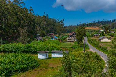 Nuwara Eliya yakınlarındaki köyler ve çay tarlalarıyla benekli Sri Lanka 'nın Hilly manzarası.